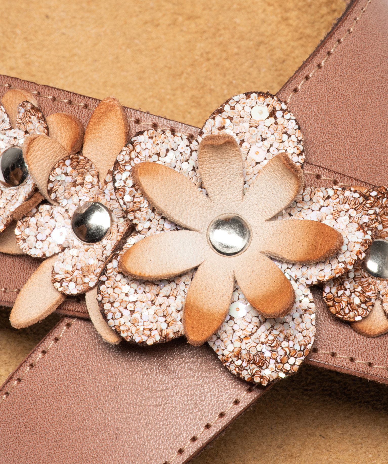 Mules femme à talon plat et larges brides à fleurs taupe | GEMO
