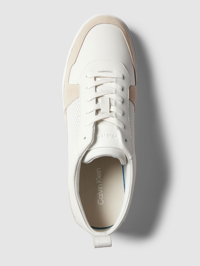 Sneaker mit Label-Details in weiß