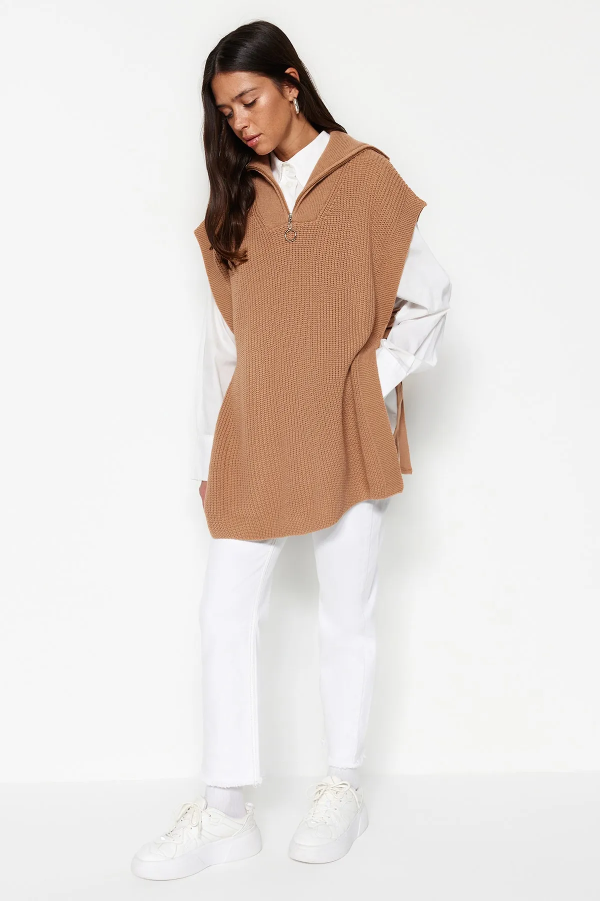 Trendyol Modest  Nerzfarbener Strickpullover mit Reißverschlusskragen und seitlichem Bindedetail TCTAW22UV0009