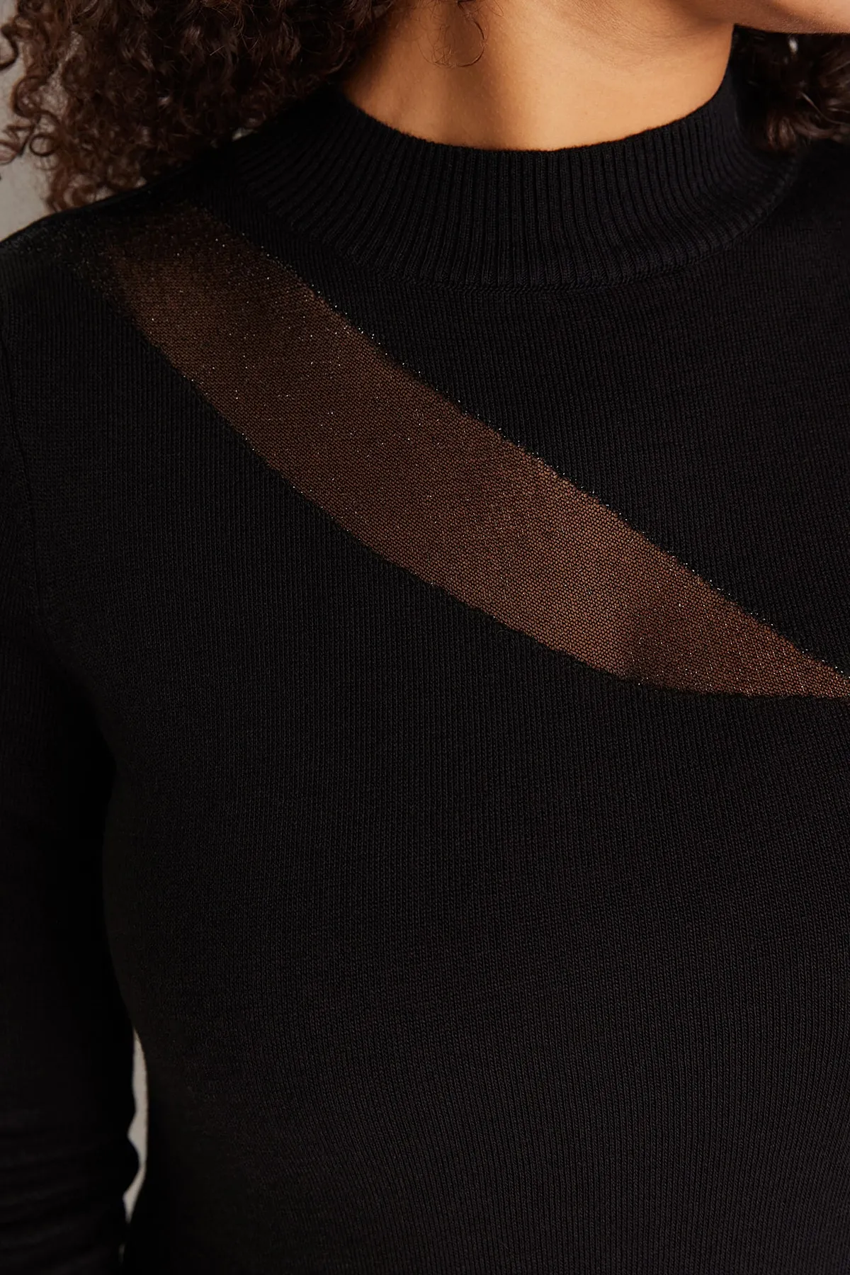 Trendyol Curve  Schwarzes, transparentes, detailliertes, figurbetontes Strickkleid mit hohem Kragen TBBAW23AH00180