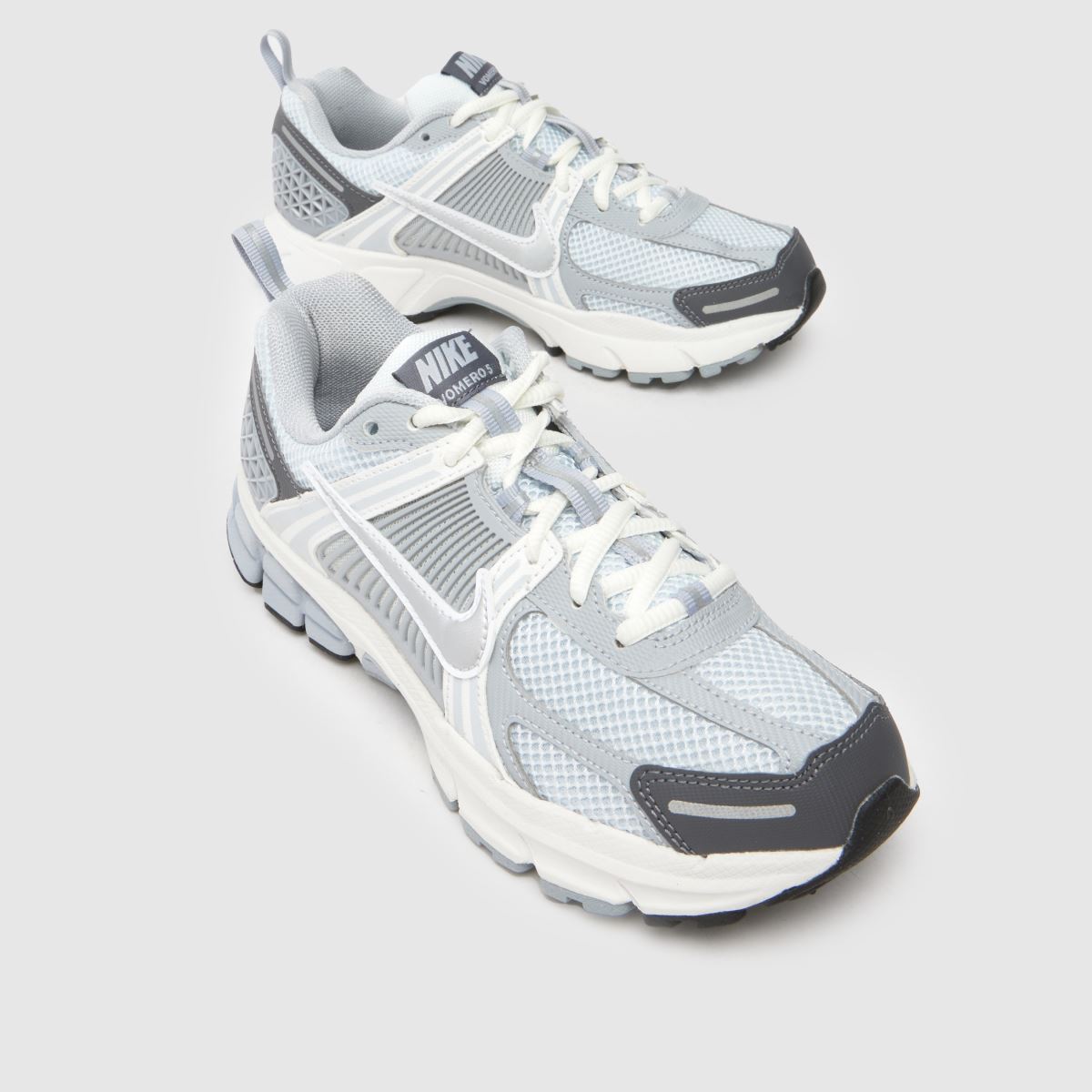 Nike silverfärgade Vomero 5 ungdomsskor