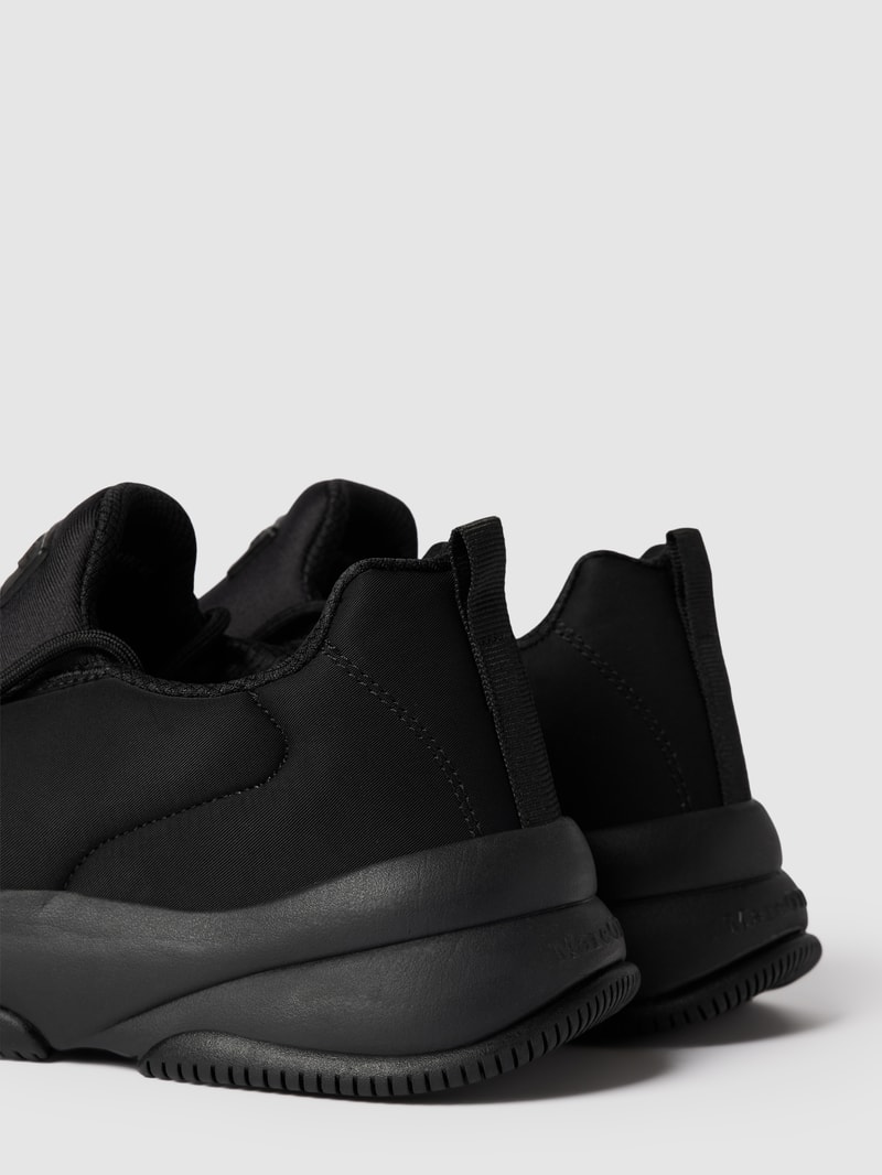 Sneaker mit Ziernähten in schwarz