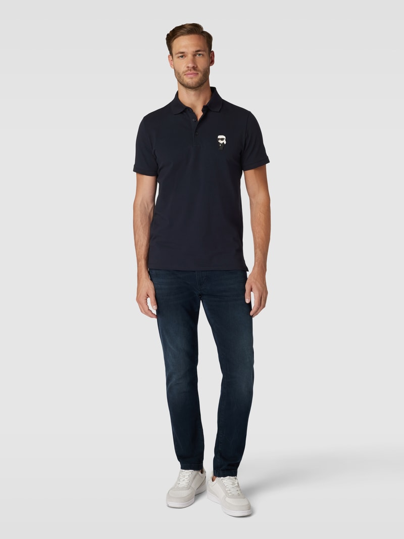 Poloshirt mit Motiv-Patch in dunkelblau