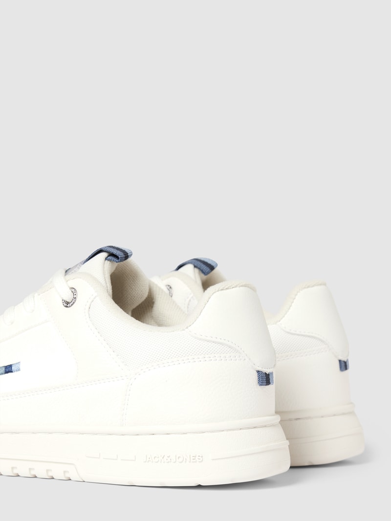 Sneaker mit Label-Stitching in weiß