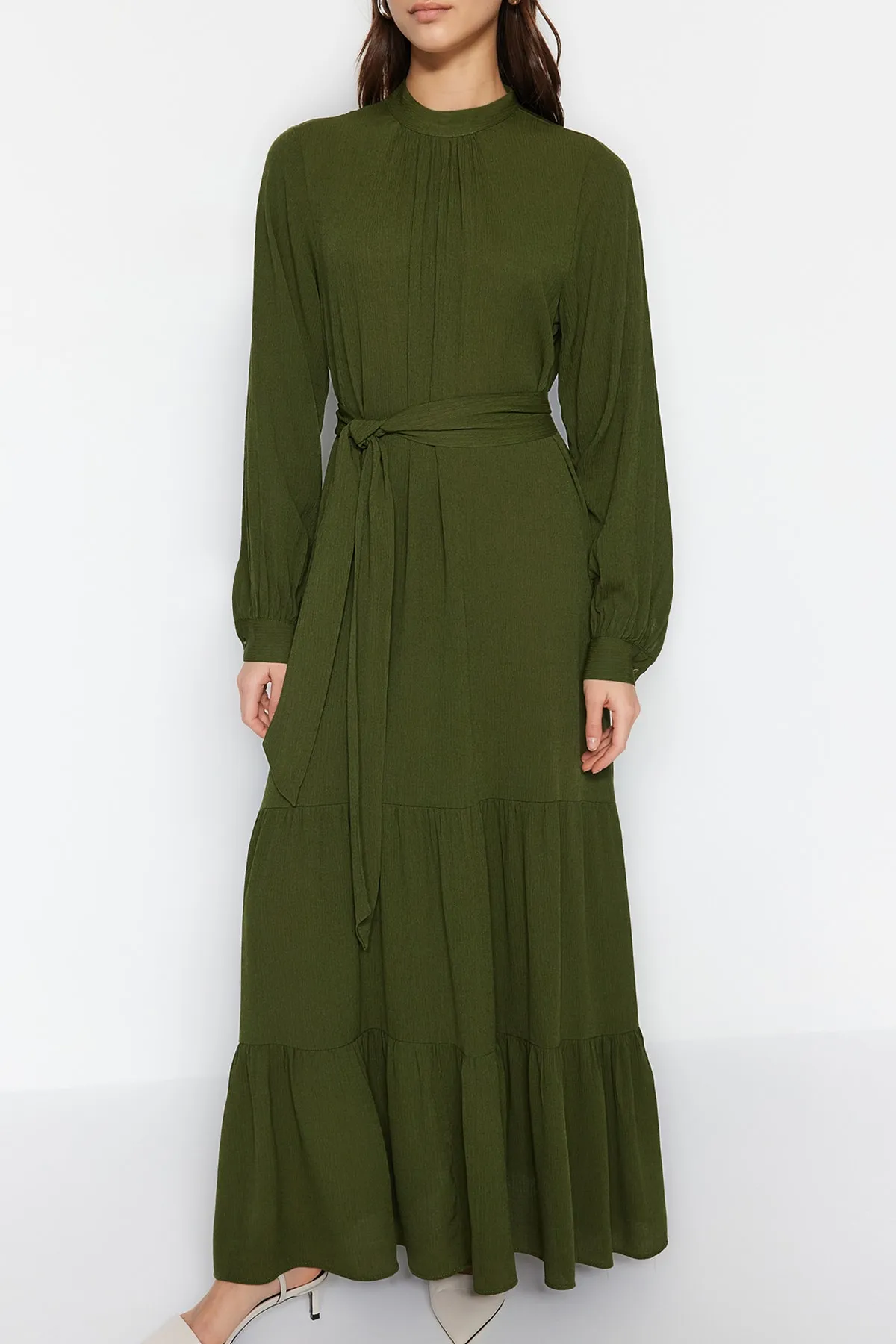 Trendyol Modest  Khakifarbenes gewebtes Kleid mit Ballonärmeln und Gürtel TCTSS23EB00289