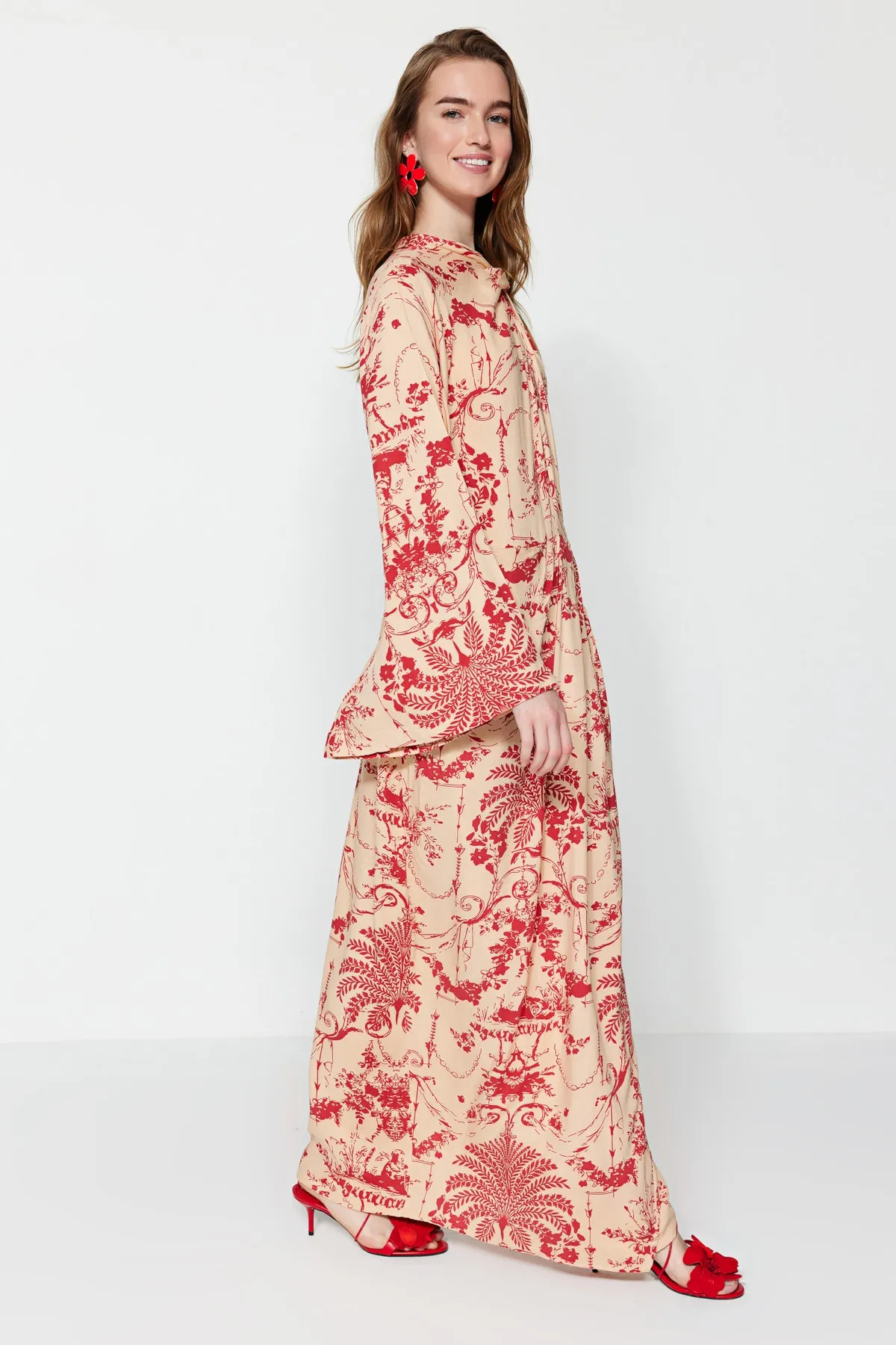 Trendyol Modest  Cremefarbenes Kleid aus Viskosegewebe mit weiten Ärmeln und gemustertem Kragen TCTSS23EB00234
