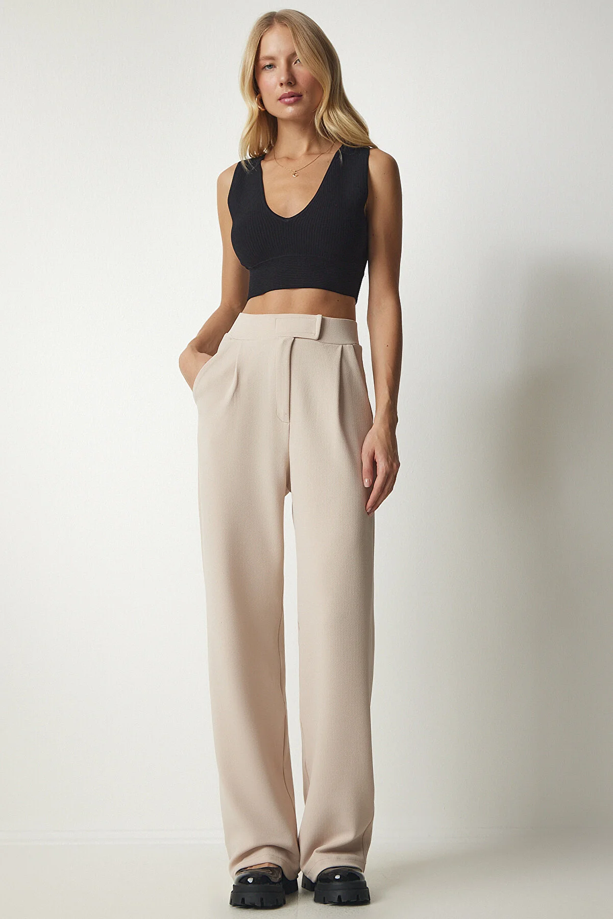 Happiness İstanbul  Bequeme gewebte Hose mit Klettverschluss in Creme für Damen RV00150