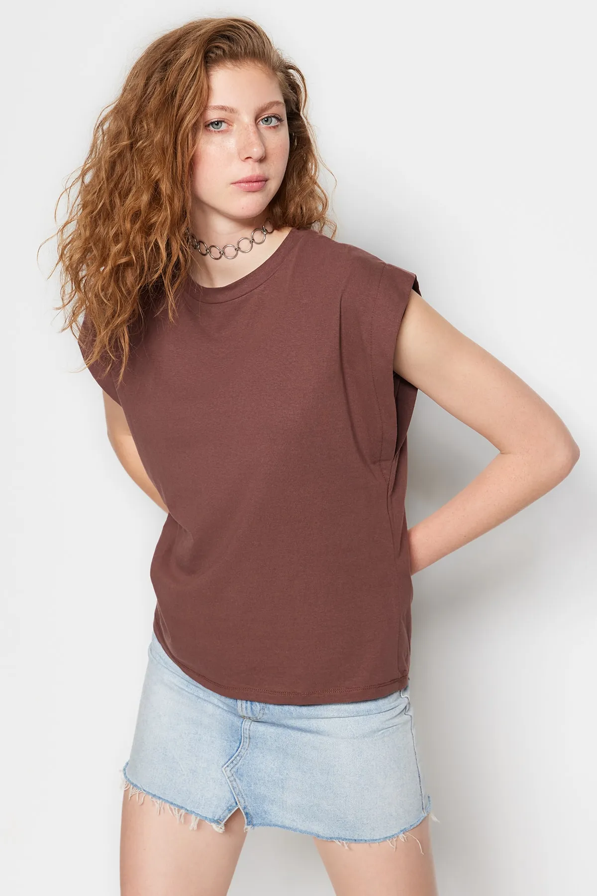 Trendyol Collection  Braunes Basic-Strick-T-Shirt mit Rundhalsausschnitt aus 100 % Baumwollwatte TWOSS20TS0021