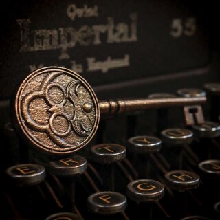 Resident Evil VIII Replik - Insignia key (Limited Edition)