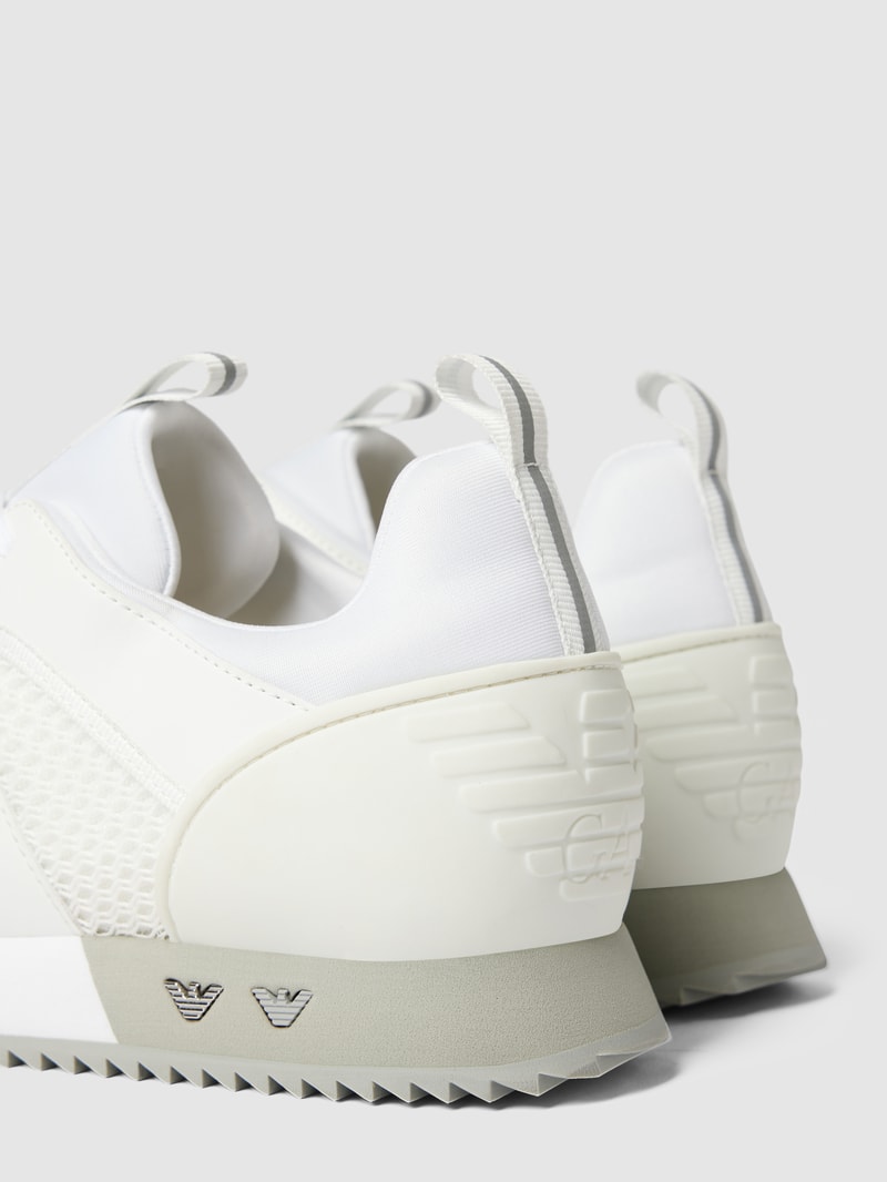 Sneaker mit Label-Details in weiß