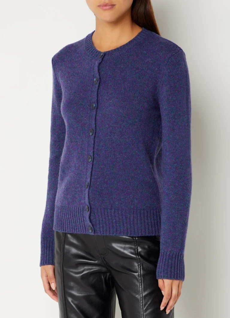 Cardigan Benetton cu guler rotund, confecționat din lână fină.