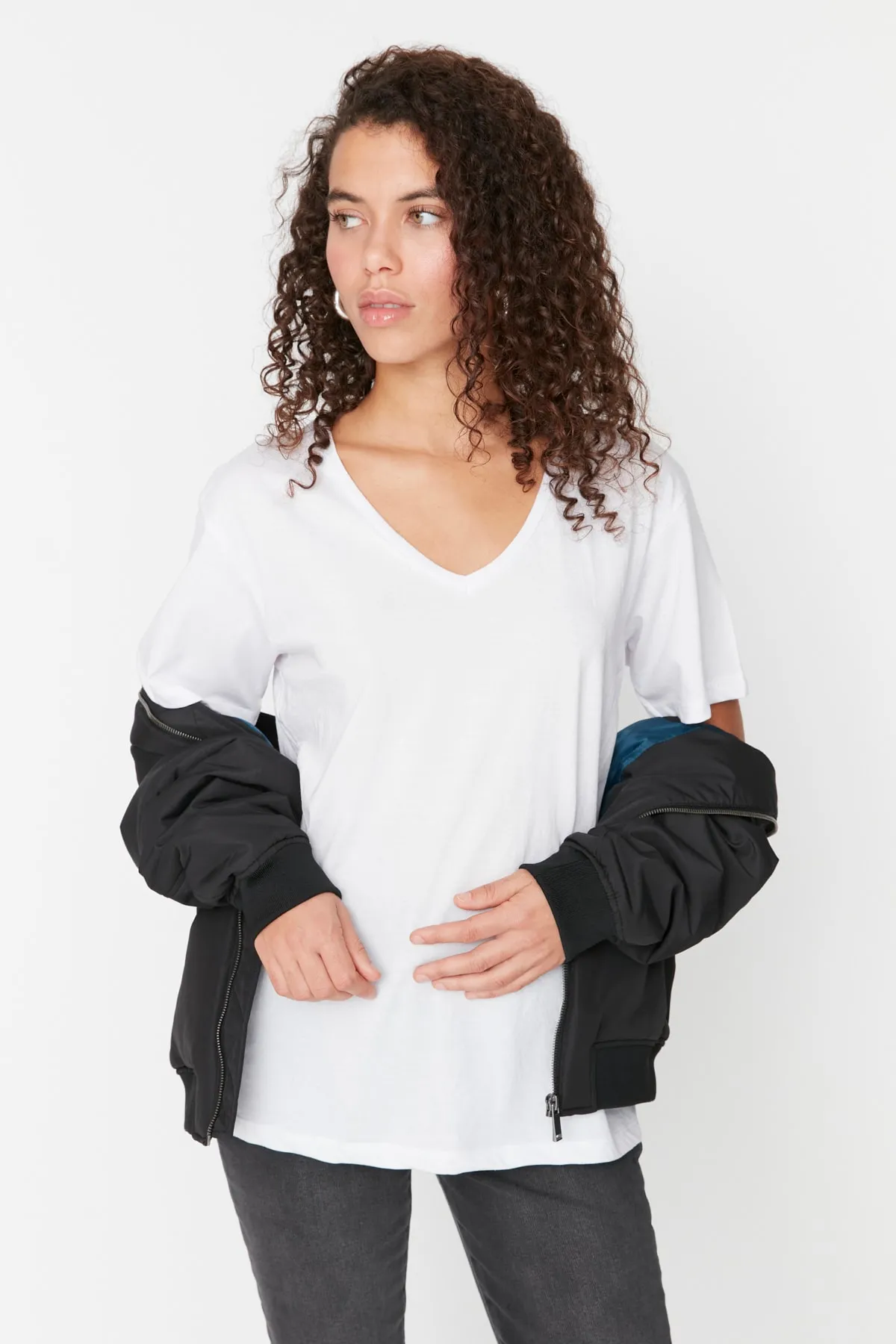 Trendyol Collection  Weißes Boyfriend-Strick-T-Shirt mit V-Ausschnitt TWOSS20TS0132