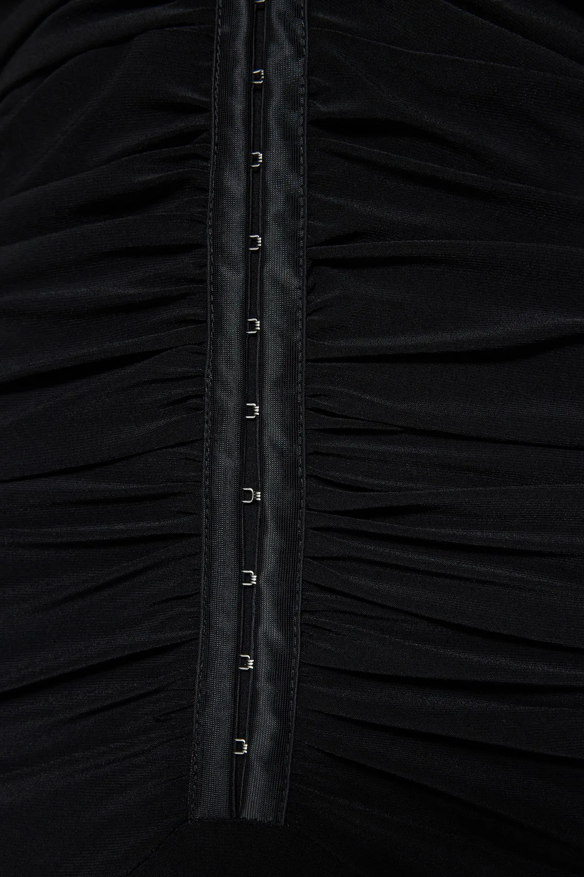 Trendyol Collection  Schwarzes, tailliertes, stilvolles Abendkleid mit gestricktem Sling TPRSS23EL00084