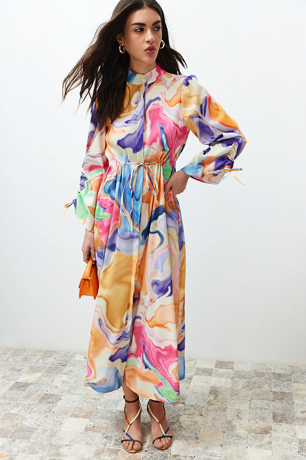 Trendyol Modest  Mehrfarbiges, vergrößerbares Kragen-Kordelzug-Gerafftes, detailliertes abstraktes Webkleid TCTSS24EB00103