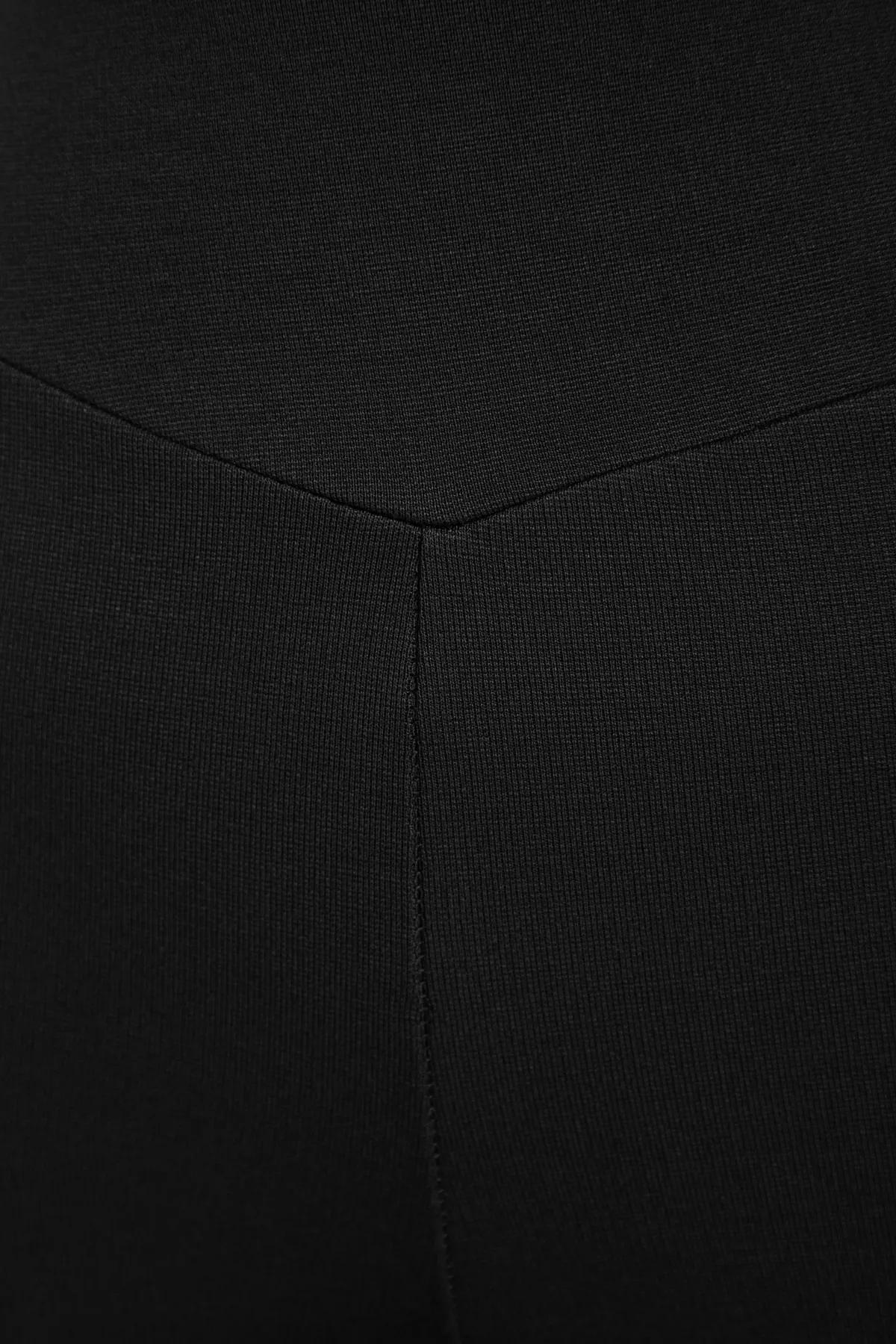 Trendyol Collection  Schwarze, hoch taillierte Biker-Leggings mit Interlock-Strick im Waist Recovery-Stil TWOSS23TA00023