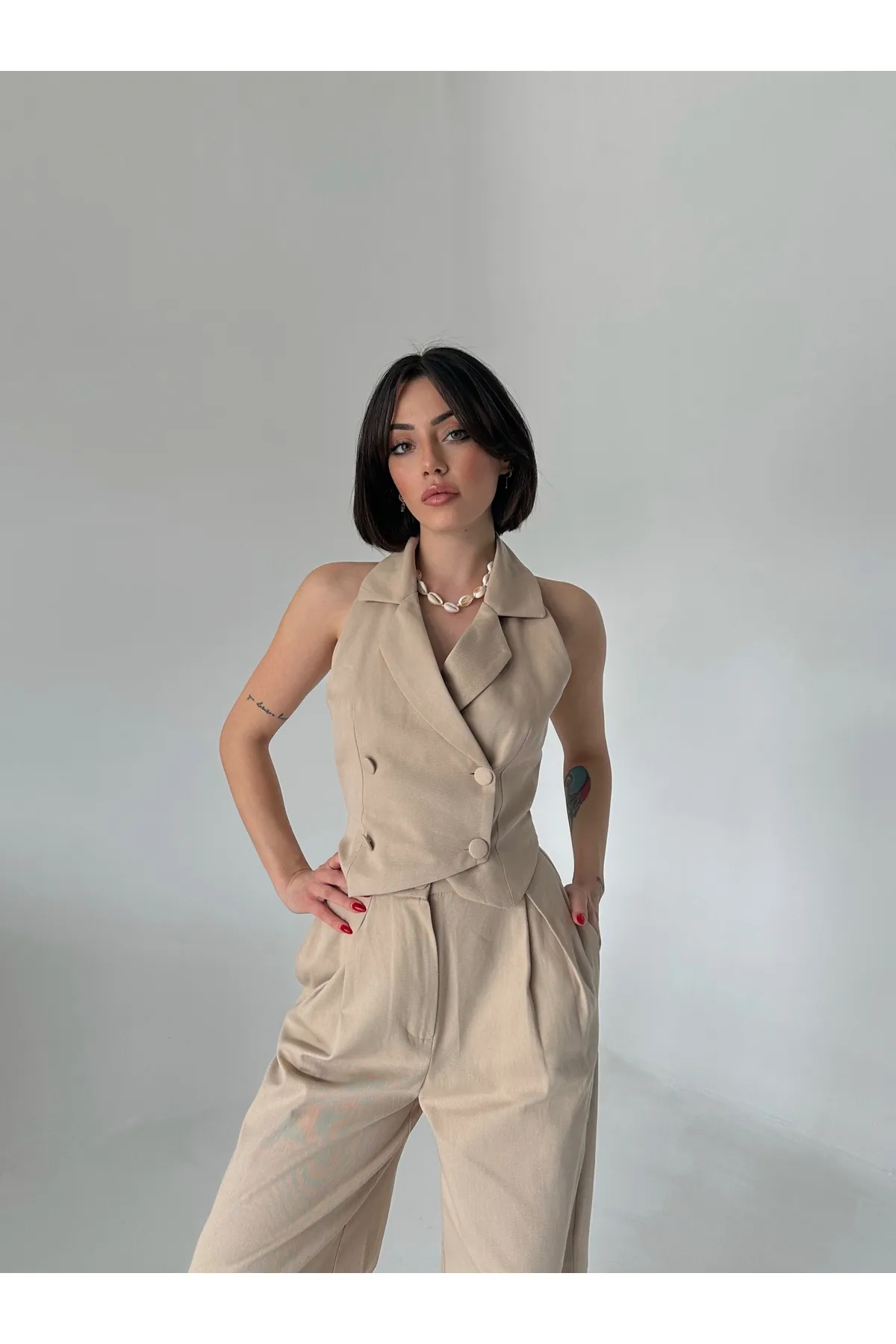 Laluvia  Nerzfarbenes Set aus geknöpfter Weste und Hose aus 100 % Baumwoll-Gabardine