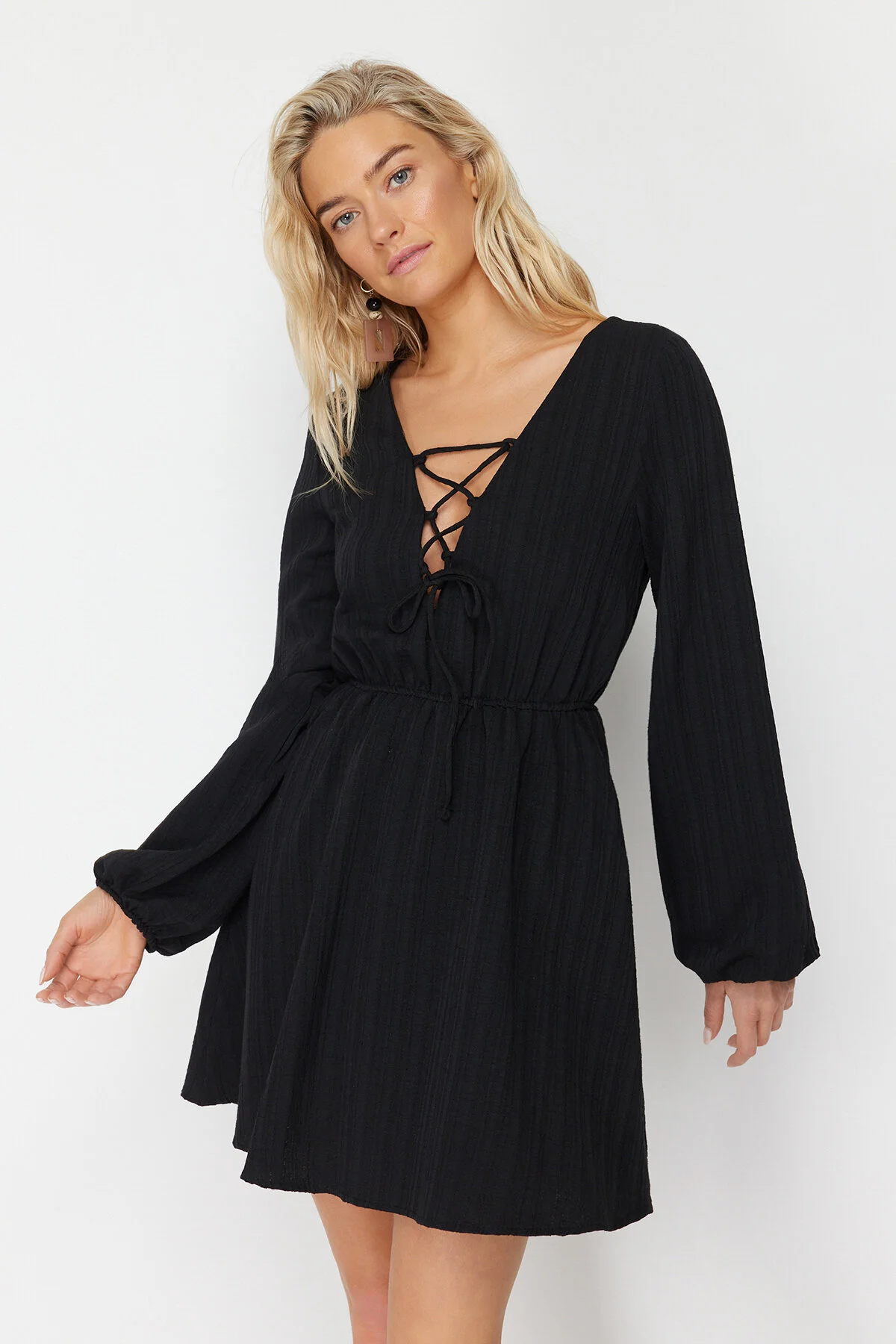 Trendyol Collection  Schwarzes, gewebtes Mini-Strandkleid aus Leinenmischung zum Binden TBESS23EL00103