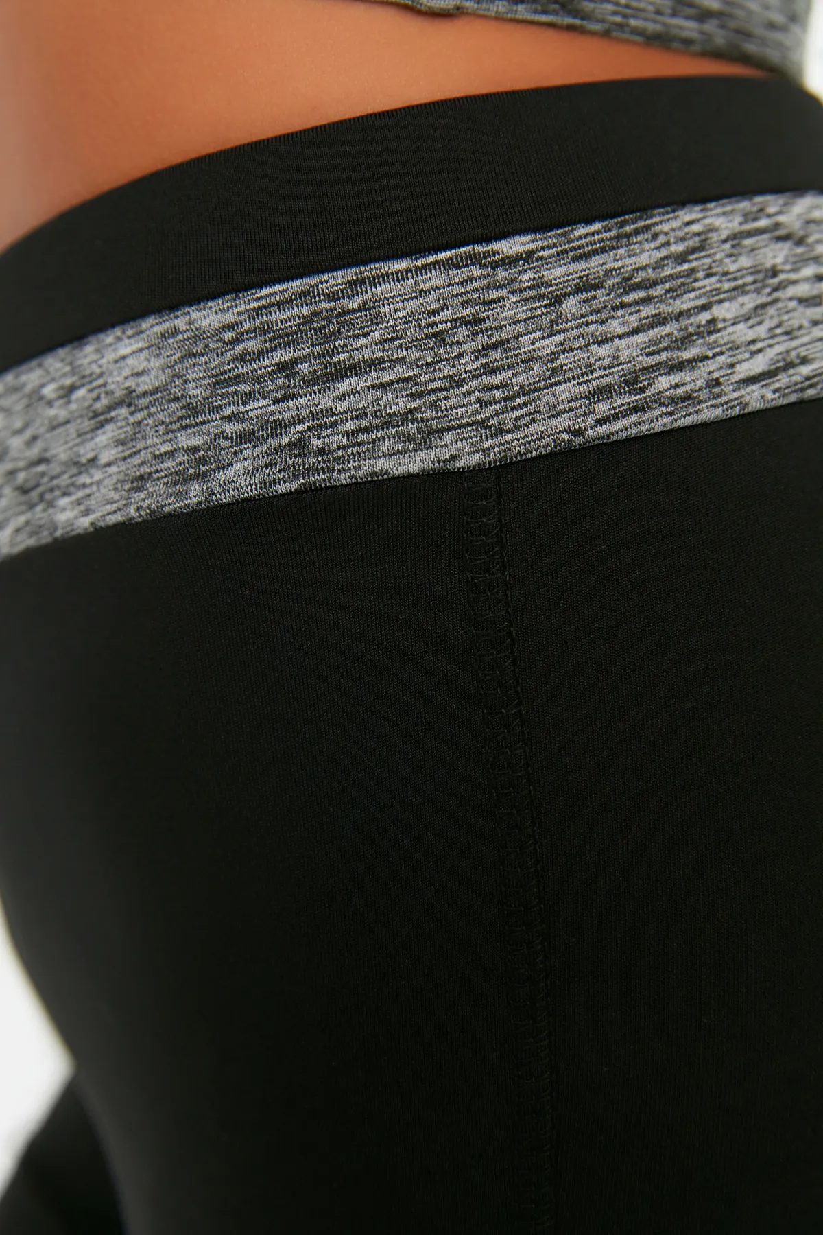 Trendyol Collection  Schwarze Scuba/Diver-Sport-Jogginghose mit entspannter Passform und spanischen Beinen, gestrickt, TWOAW20EA0083