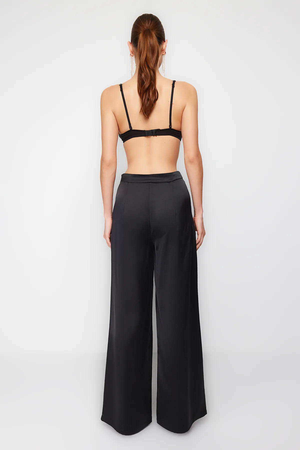 Trendyol Collection  Schwarze Satinhose mit weitem Bein