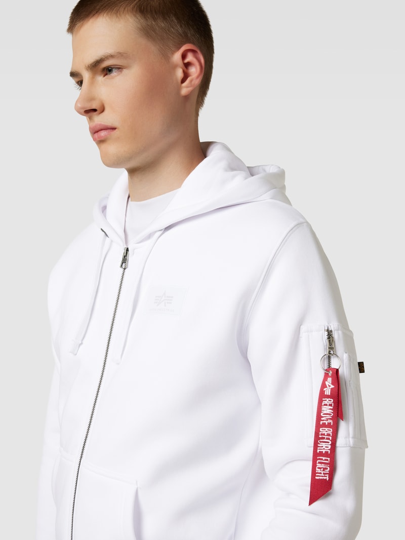 Sweatjacke mit Label-Patch in weiß