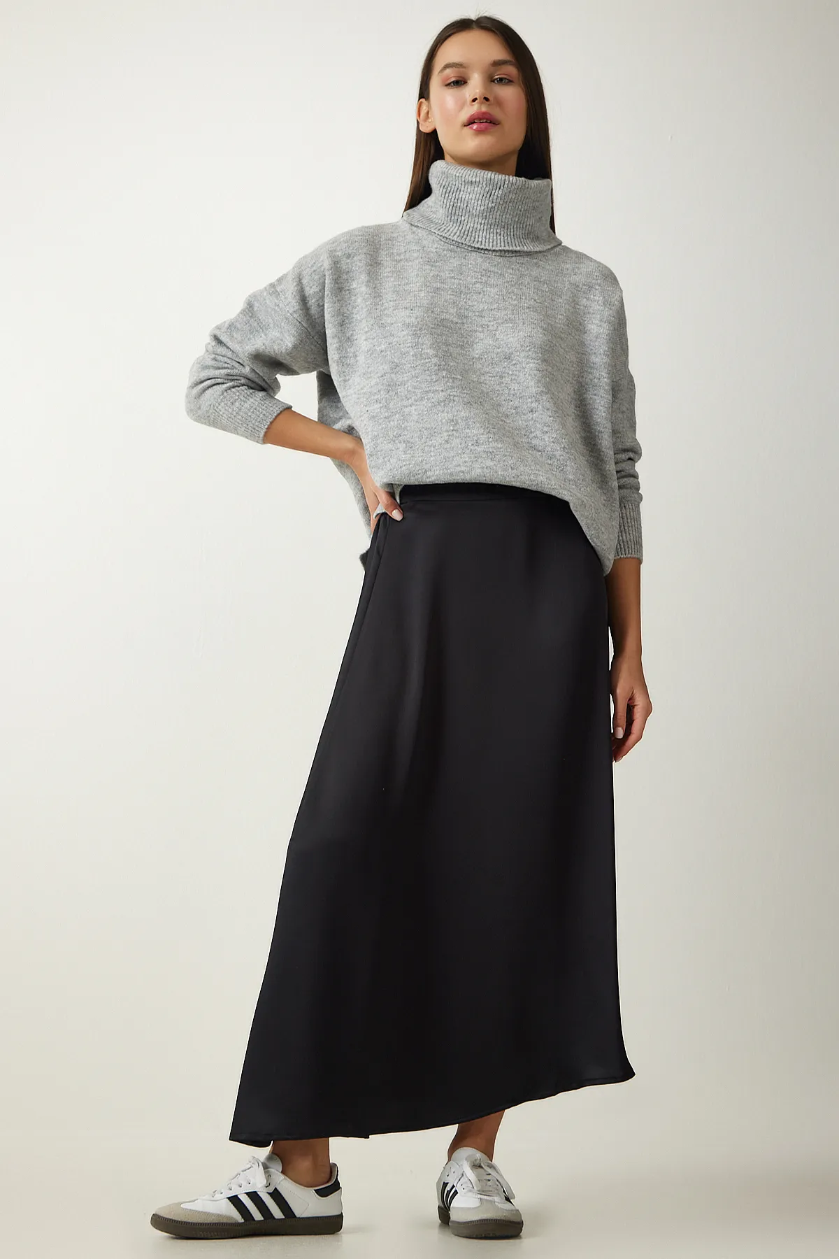 Happiness İstanbul  Schwarzer asymmetrisch geformter Satin-Oberflächenrock für Damen UB00218