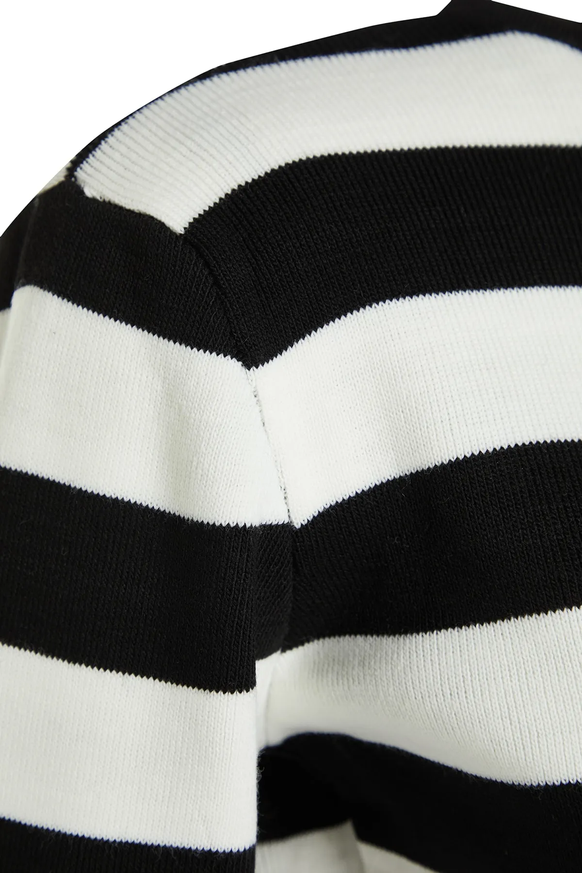 Trendyol Collection  Schwarzer kurzer Basic-Strickpullover mit Streifen TWOAW23KZ00034