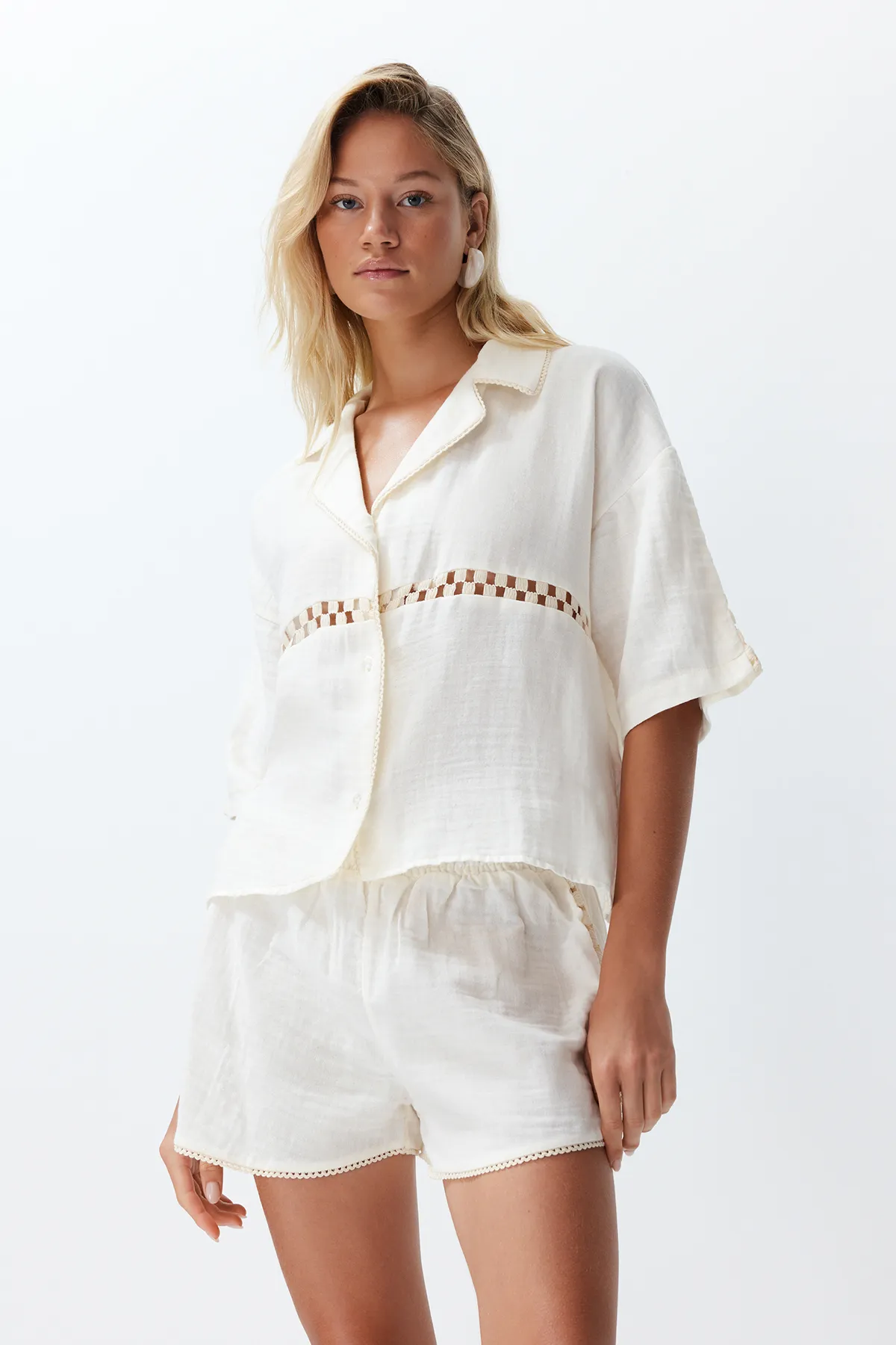 Trendyol Collection  Hemd-Shorts-Set aus gewebtem Musselin aus 100 % Baumwolle in Ecru TBESS24AU00024
