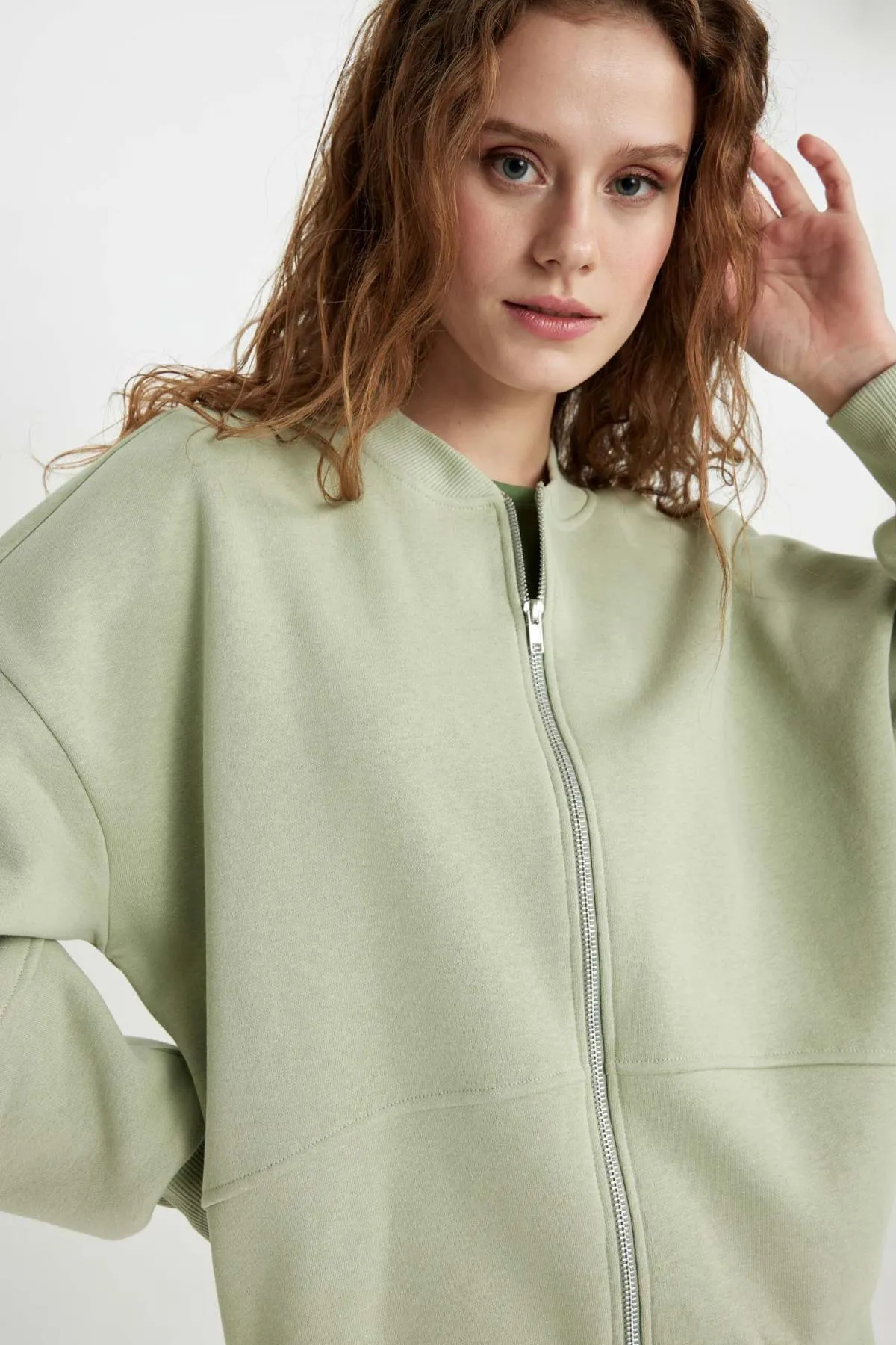 DeFacto  Oversize-Passform, College-Kragen, weicher, pelziger Bomber-Cardigan aus dickem Stoff C5233ax24sp