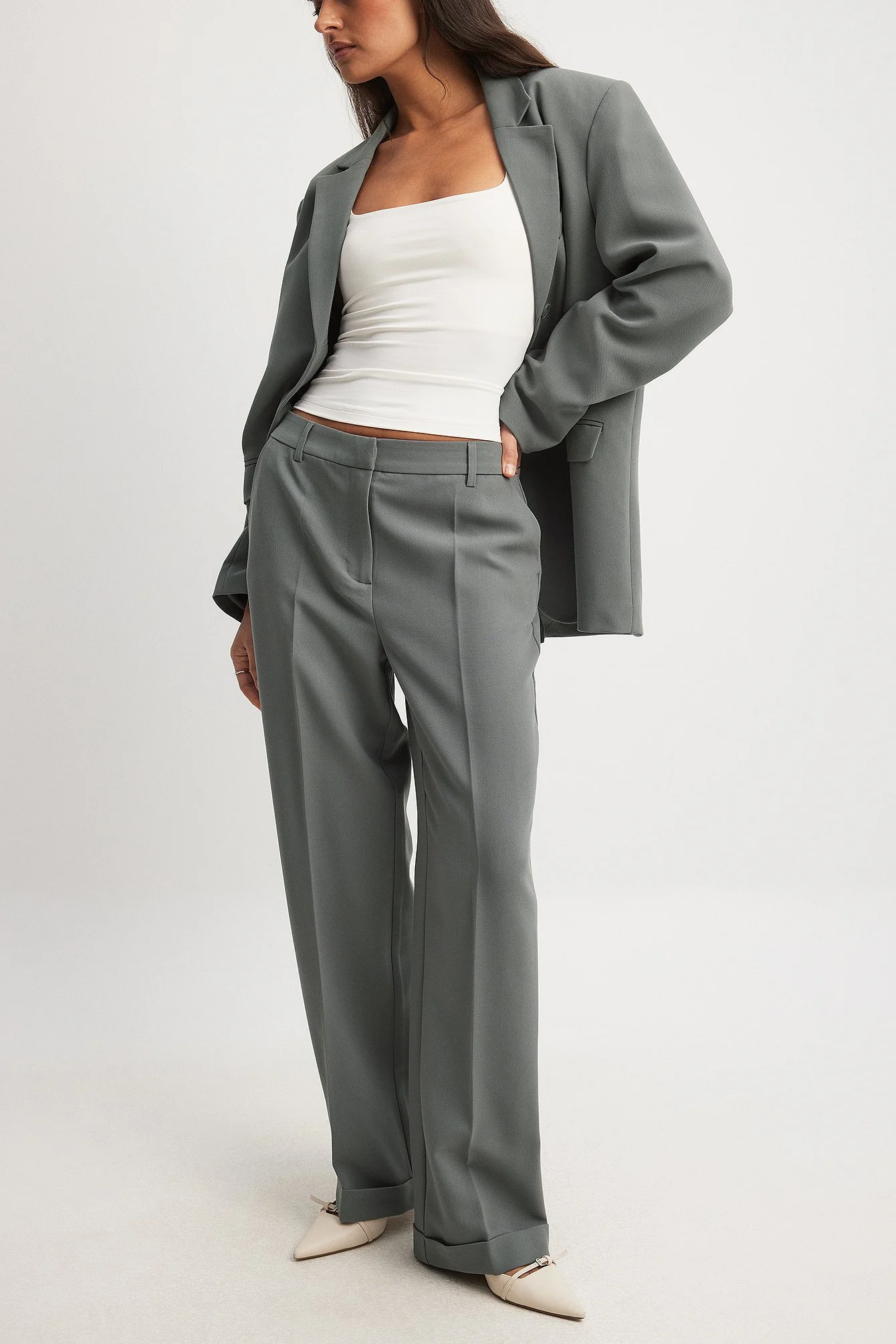 Figurbetonte Anzughose mit mittelhoher Taille