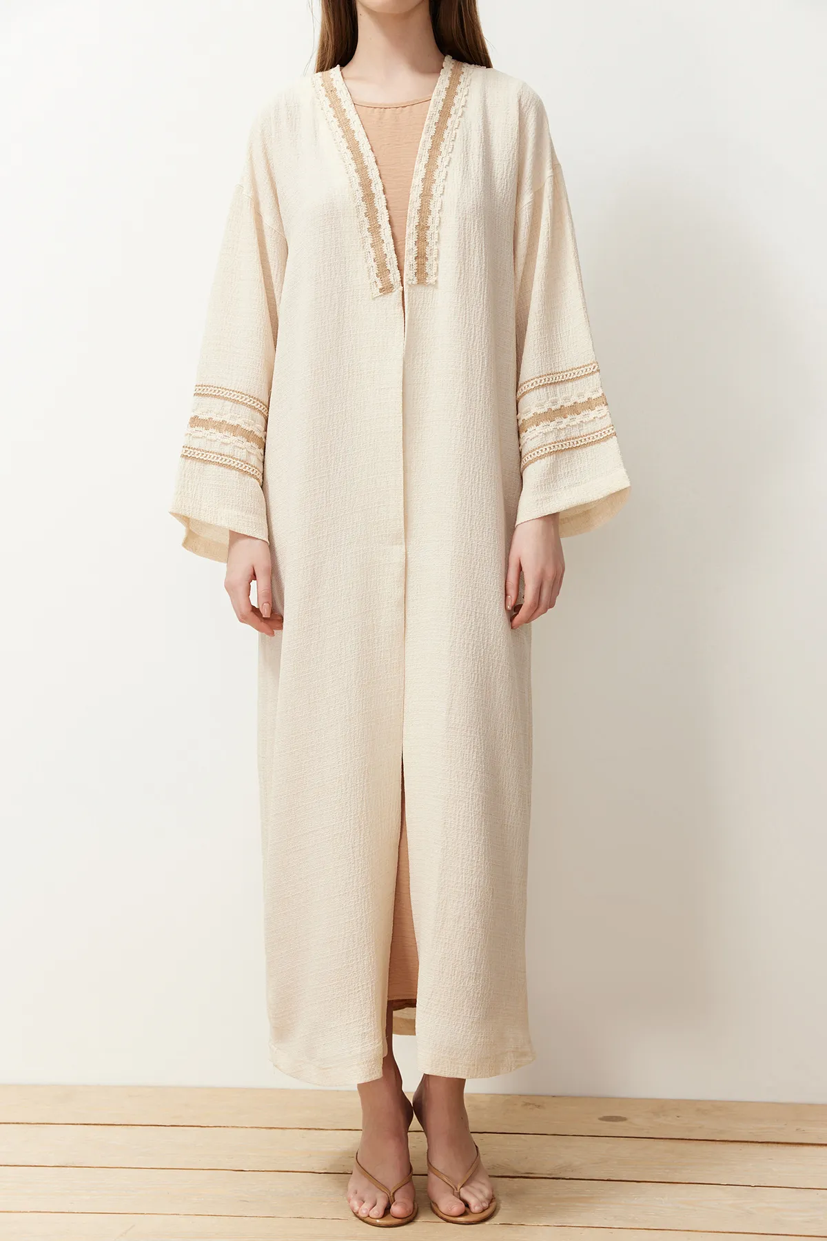 Trendyol Modest  Langer gewebter Kimono & Kaftan & Abaya mit Steinstickerei-Details TCTSS24KF00006