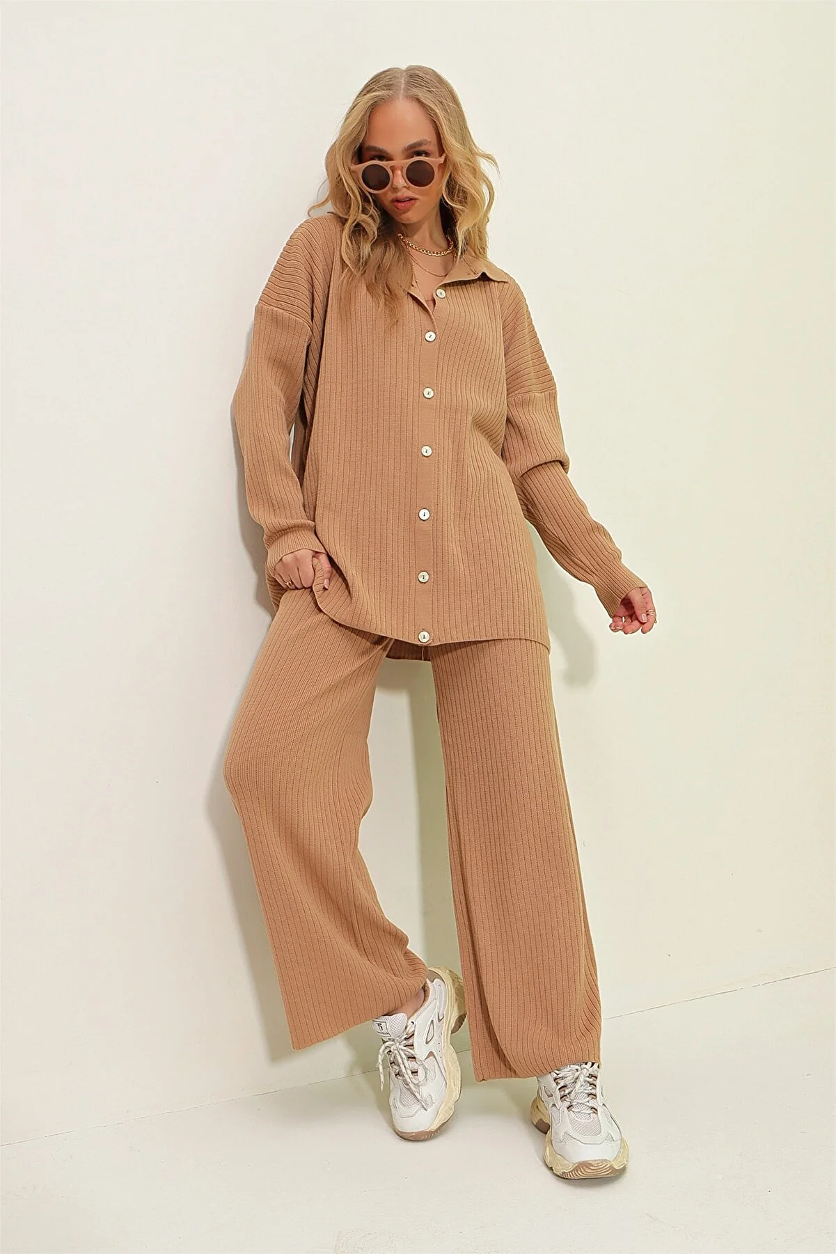 Trend Alaçatı Stili  Damen-Strickset mit Biscuit-Knopf und selbststrukturierter Struktur ALC-X9364