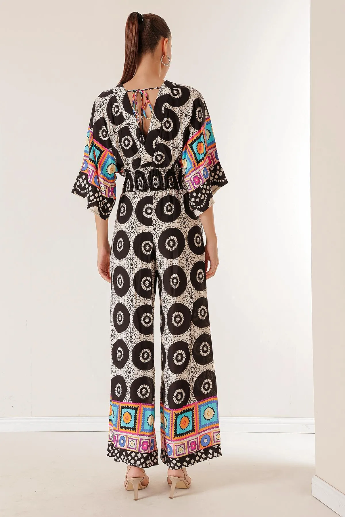 By Saygı  Palazzo-Hose mit elastischer Taille und Taschen vorne und hinten, V-Ausschnitt, bauchfrei, geometrisch gemustert, 2-teiliges Set