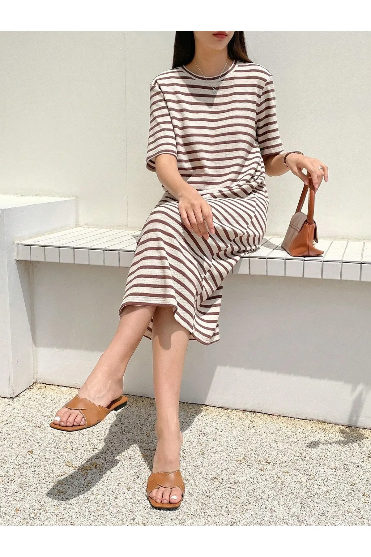 Know  Weißes, zimtfarbenes Seersucker-Kleid mit Streifenmuster
