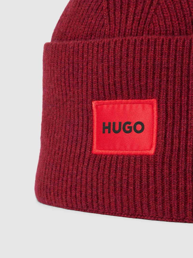 Beanie mit Label-Detail Modell 'Xaff' in dunkelrot