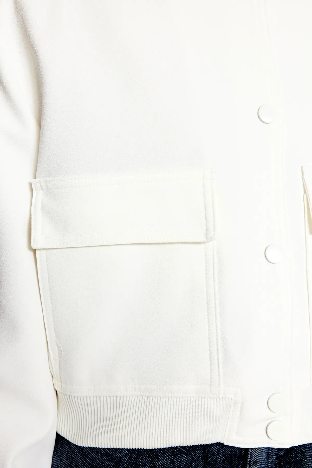 Trendyol Collection  Ecrufarbene Premium-Bomberjacke aus Webstoff TWOAW24CE00047