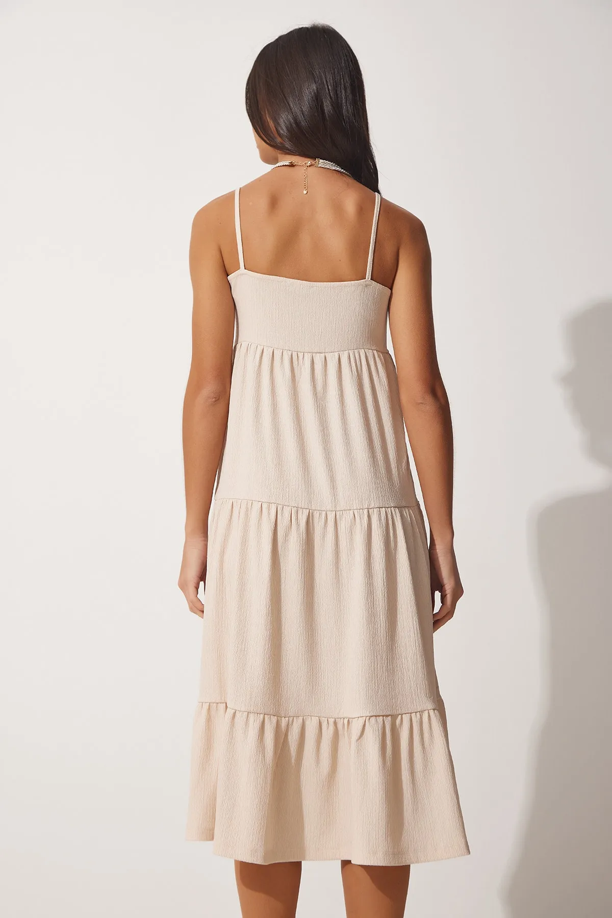 Happiness İstanbul  Cremefarbenes Damen-Sommerstrickkleid mit Volants und Trägern UB00077