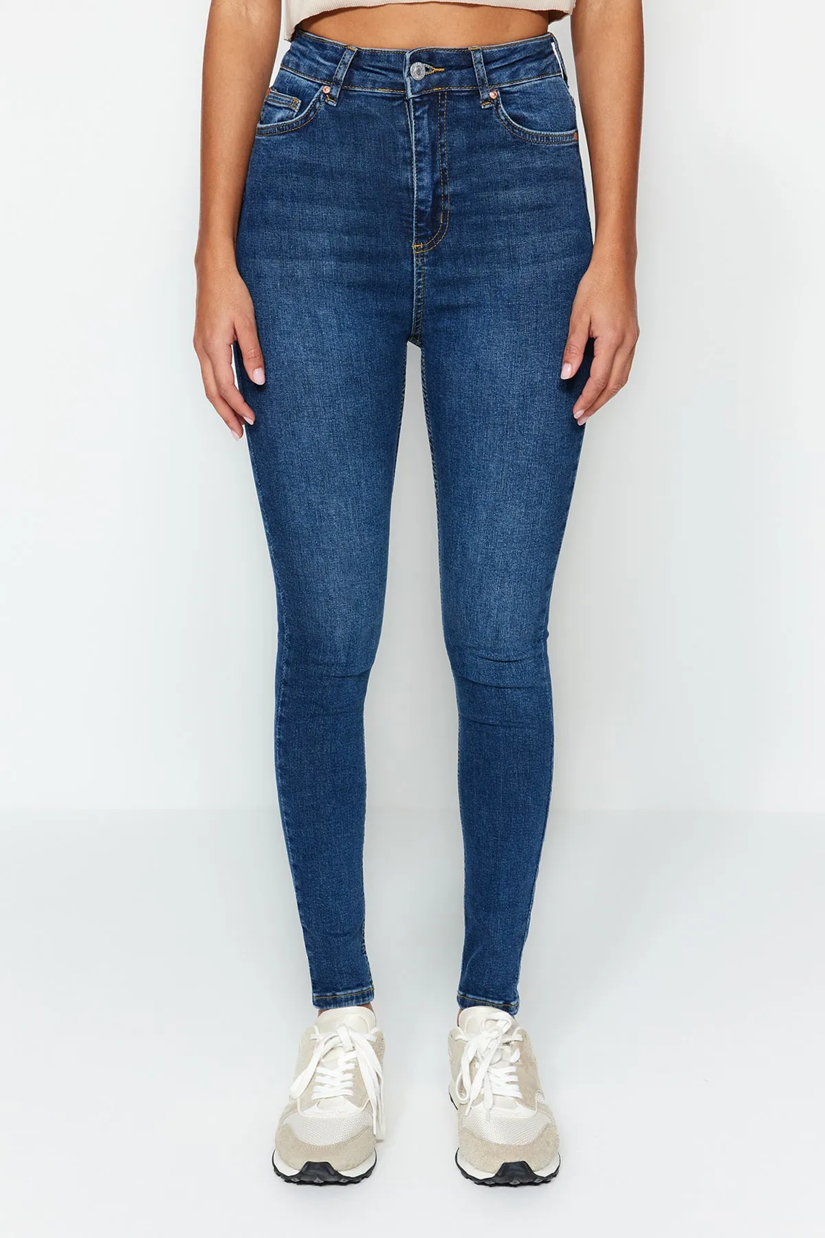 Trendyol Collection  Dunkelblaue Skinny Jeans mit normaler Taille TWOSS23JE00073