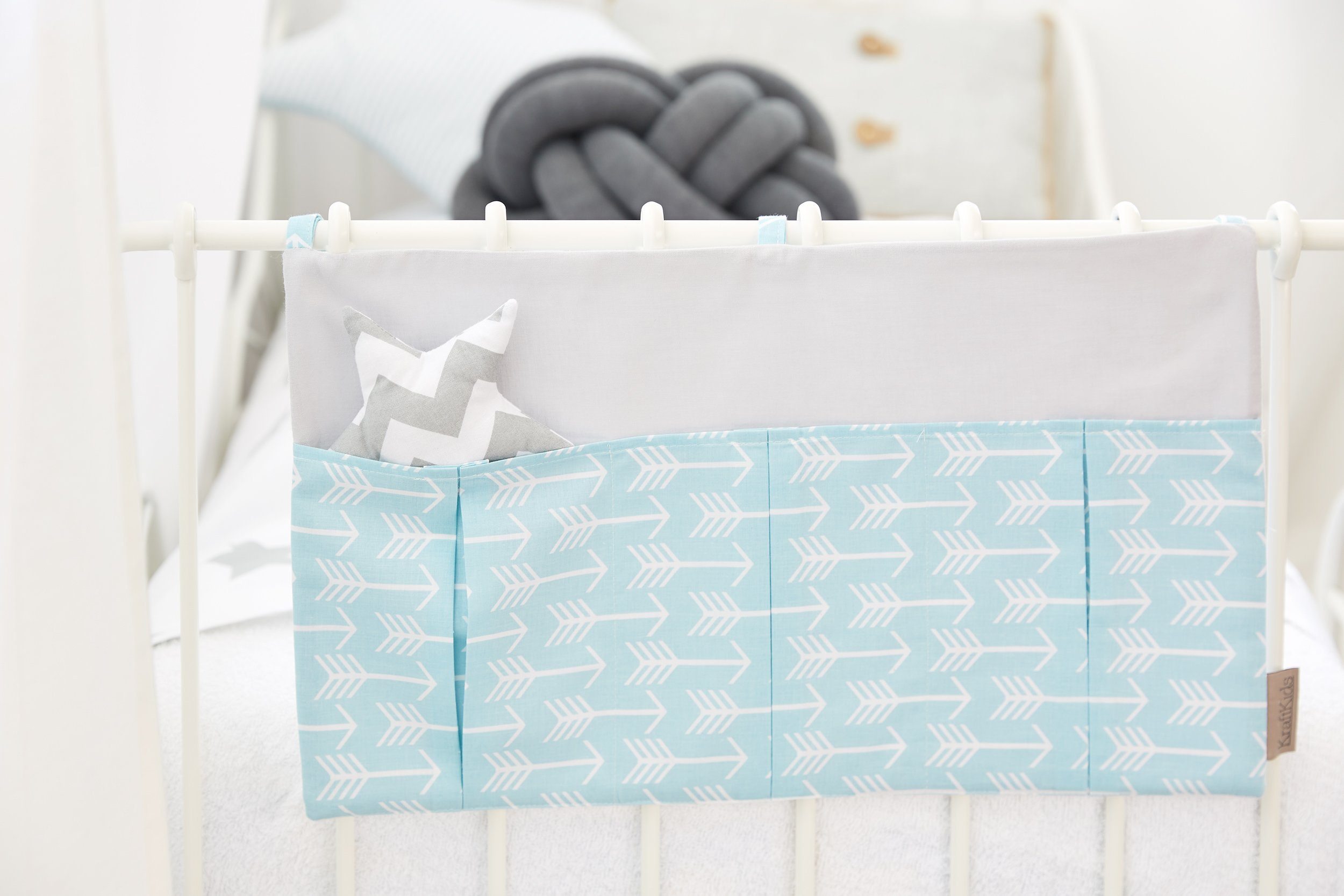 KraftKids Betttasche weiße Pfeile auf Blau, mit drei Fächern, innen mit Polyestervlies versteift