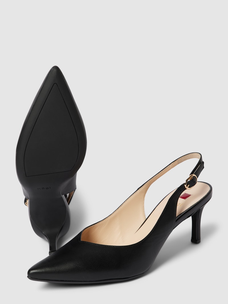 Pumps mit Dornschließe in schwarz