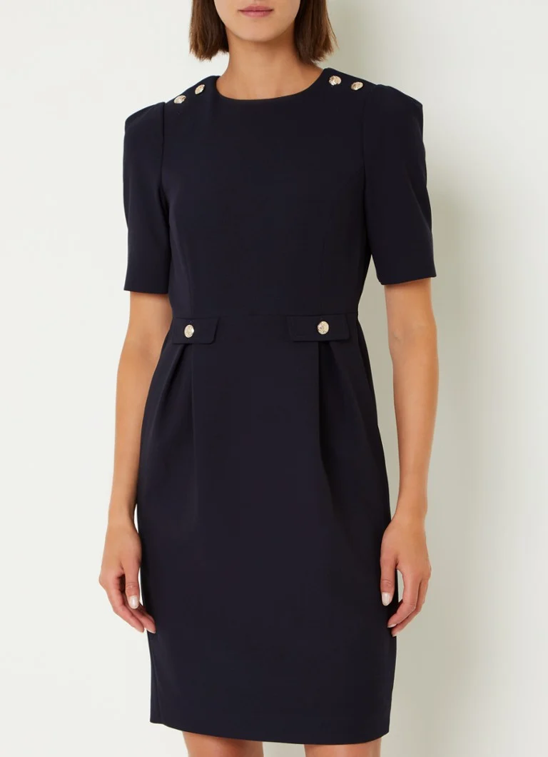Rochie midi mulată de la Dr. Marjorie by LKBennett, cu mâneci bufante și nasturi decorativi.