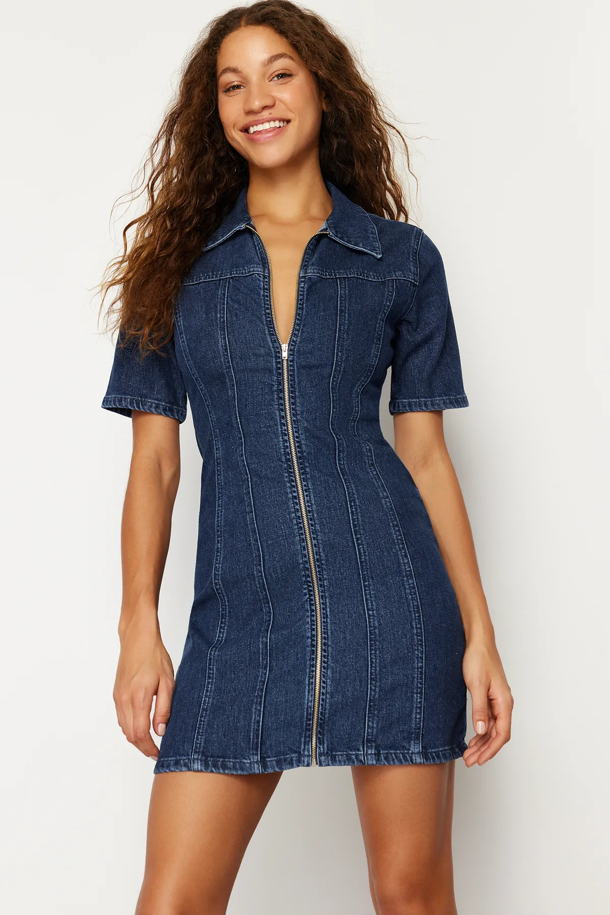 Trendyol Collection  Dunkelblaues, nachhaltigeres, figurbetontes Mini-Jeanskleid mit Reißverschluss TWOSS24EL00381
