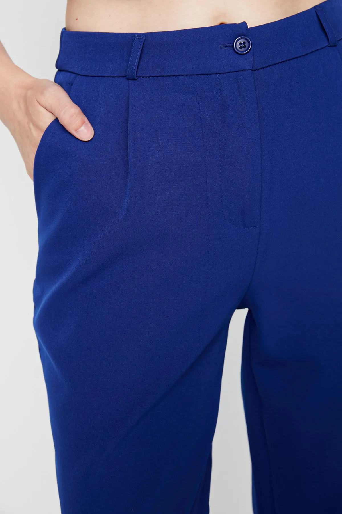 Trendyol Collection  Blaue, gewebte Hose mit hoher Taille und weitem Bein/Plissee mit weitem Bein TWOAW21PL0076