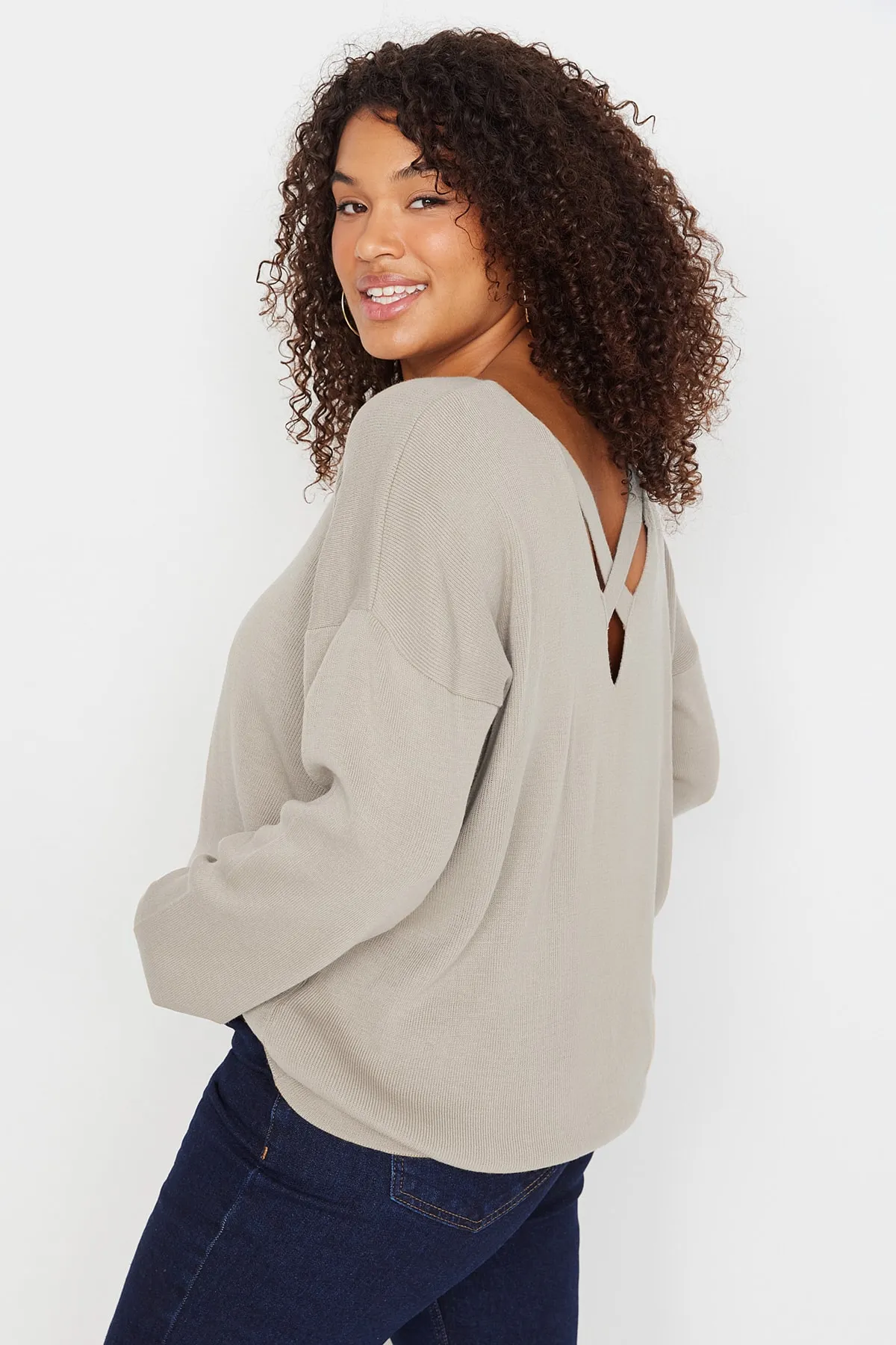 Trendyol Curve  Beigefarbener Strickpullover mit Kreuzbanddetail auf der Rückseite