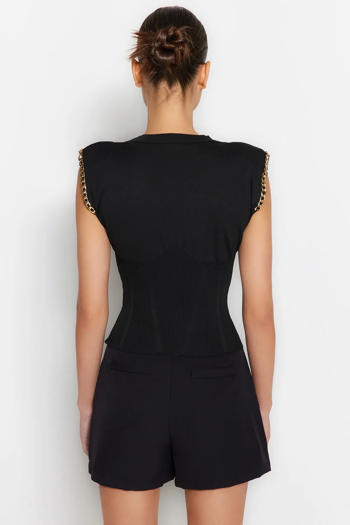 Trendyol Collection  Schwarze Strickbluse mit Metallkette und detailliertem Strickmuster TWOSS23BZ00621