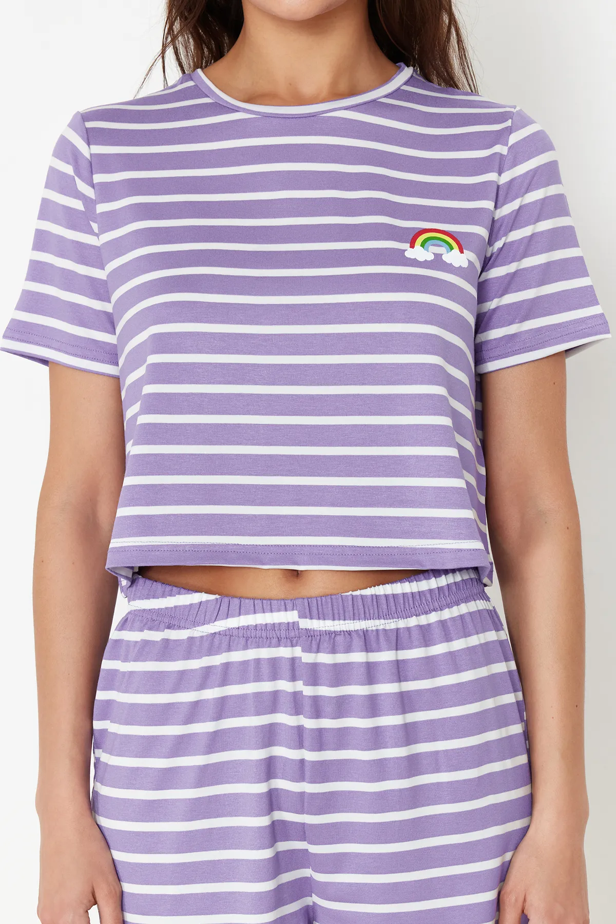 Trendyol Collection  Lilafarbenes Pyjama-Set aus T-Shirt und Shorts mit Regenbogen-Print THMSS20PT0230