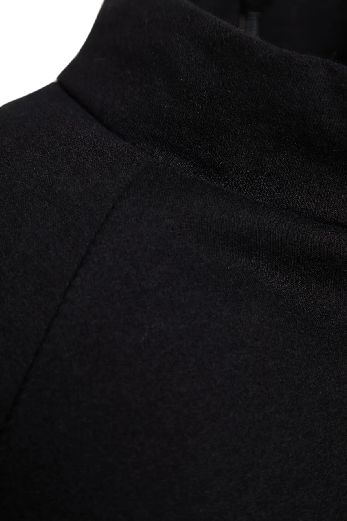 Trendyol Modest  Schwarzes Strickkleid mit Stehkragen und Ärmeln, Detailliert TCTSS23EB00228