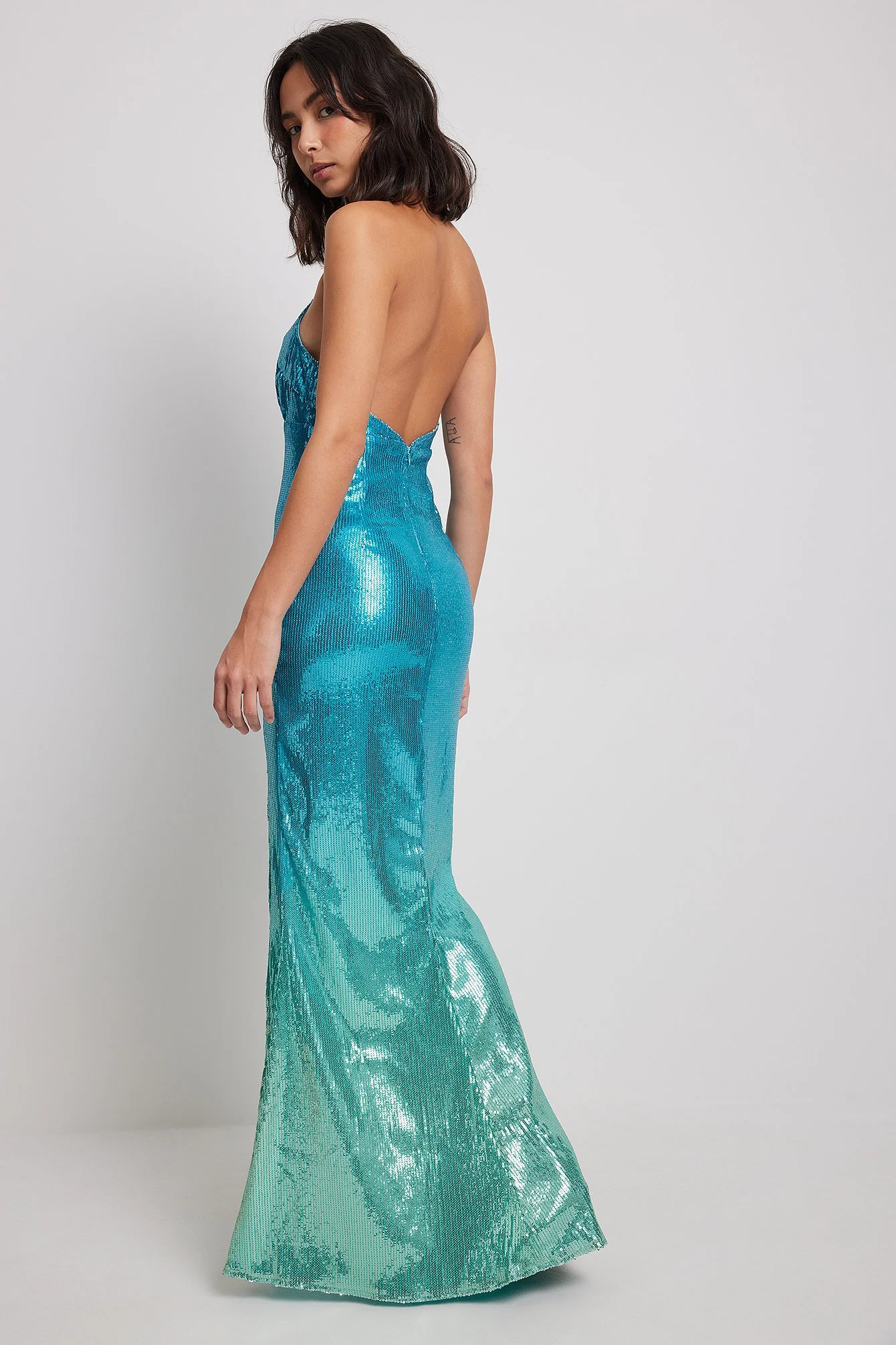 Kleid mit Neckholder-Ausschnitt und Keyholedetail