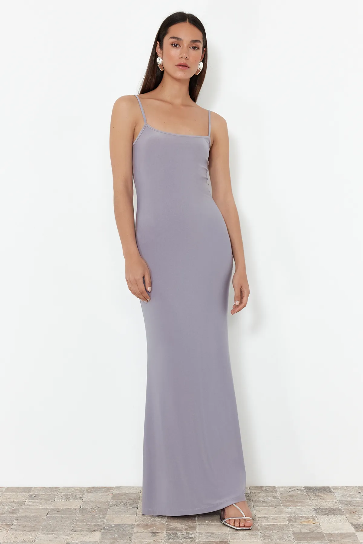 Trendyol Collection  Graues Maxi-Maxikleid mit tailliertem/taillierten Trägern und flexiblem Strickmuster TWOSS23EL02435
