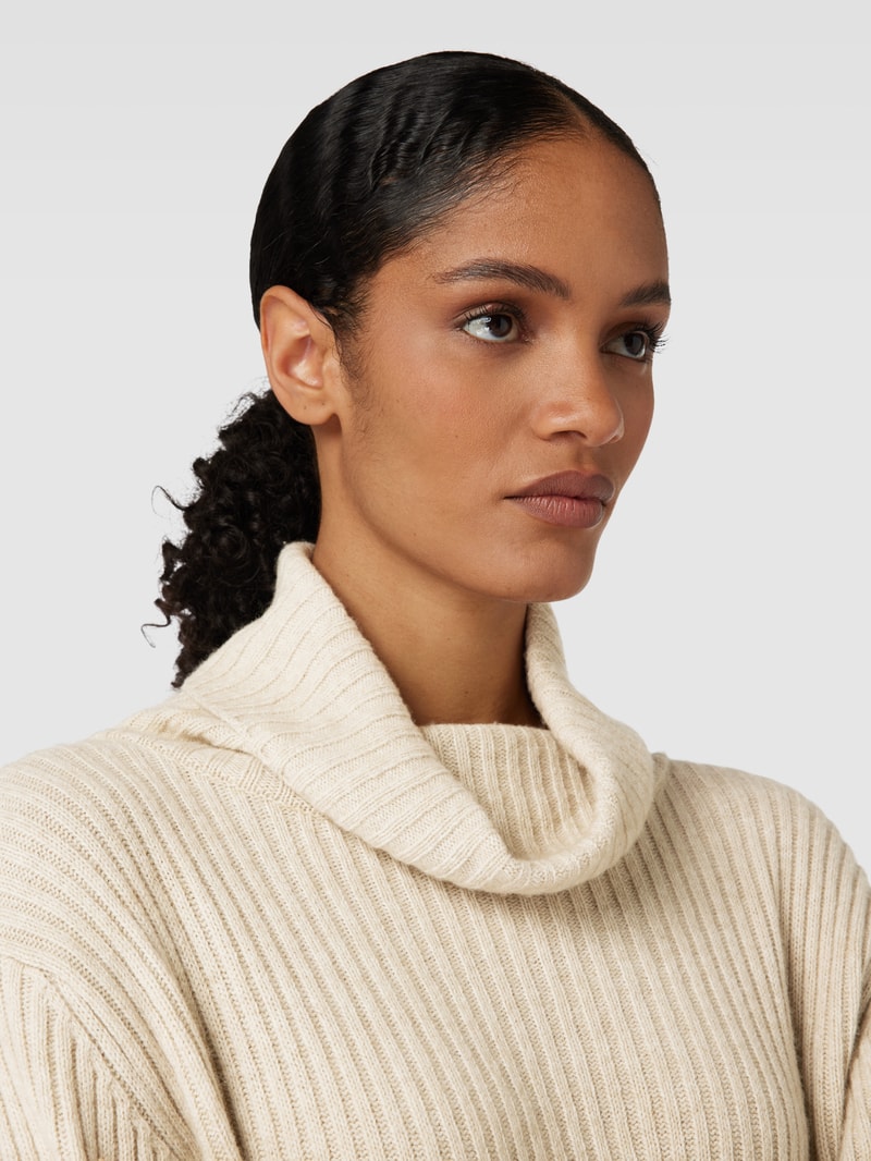 Strickkleid mit Rollkragen in sand
