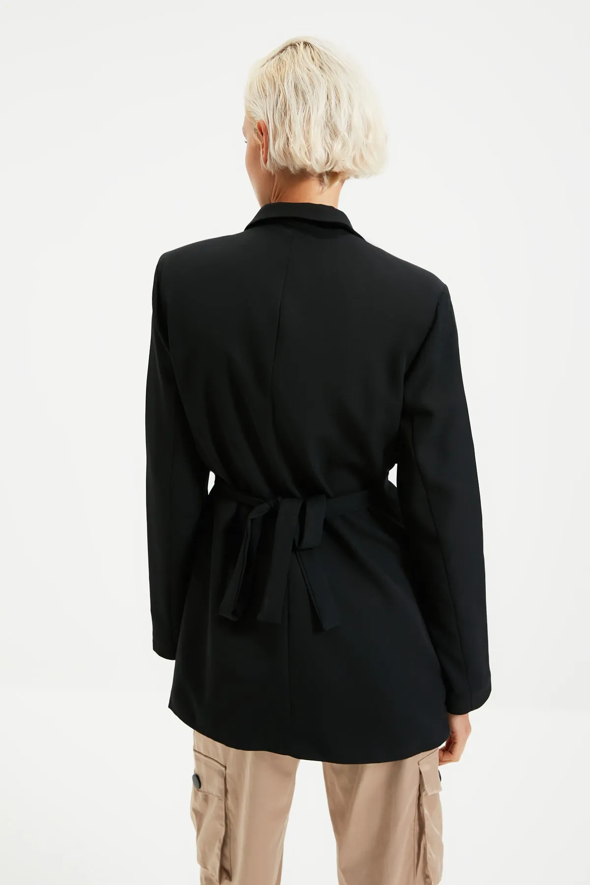 Trendyol Collection  Schwarzer gewebter Blazer mit normalem Futter und zweireihigem Verschluss, mit Gürtel TWOAW21CE0320